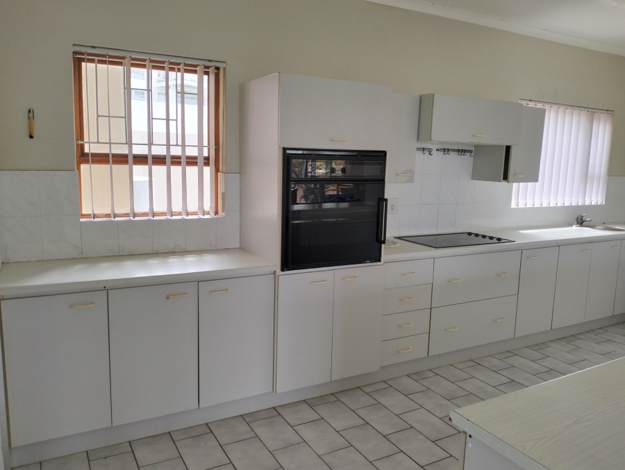 To Let 4 Bedroom Property for Rent in Wavecrest Eastern Cape